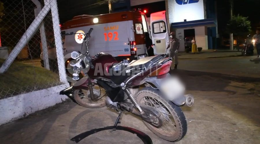 Imagem: Motocicleta que era usada pela vitima que ficou ferida Motoqueiro fica ferido após mulher em carro de luxo não respeitar sinalização e causar acidente