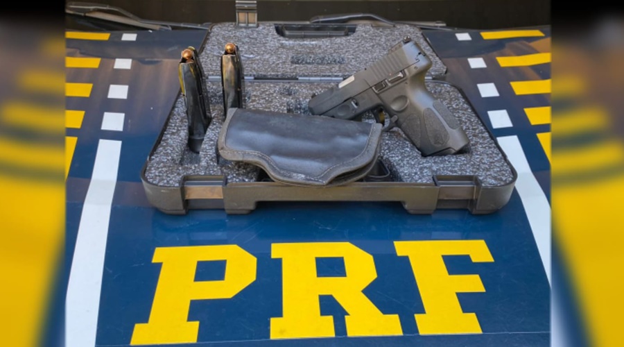 Imagem: Pistola apreendida pela PRF PRF prende caminhoneiro com pistola e carga saqueada