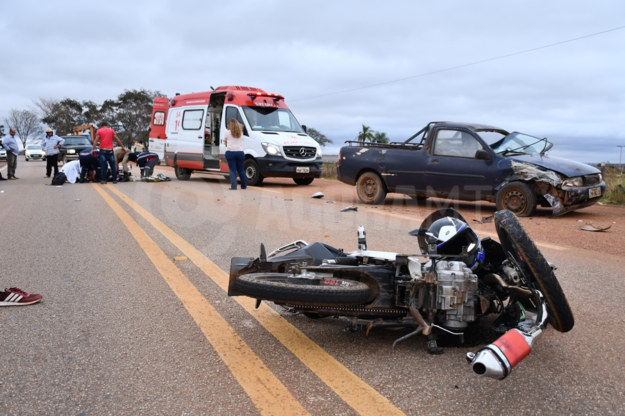 Imagem: Veiculos envolvidos no acidente na MT 270 Motorista faz conversão perigosa, provoca colisão violenta e foge deixando vítima em estado grave