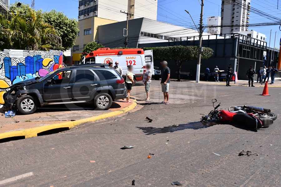 Imagem: Veiculos envolvidos no acidente na area central Motociclista é socorrido com fraturas após se envolver em grave acidente na região central