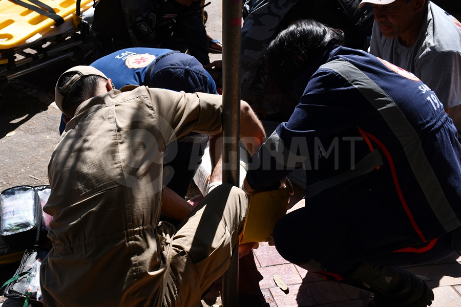 Imagem: Vitima sendo imobilizada pela equipe do SAMU Motociclista é socorrido com fraturas após se envolver em grave acidente na região central