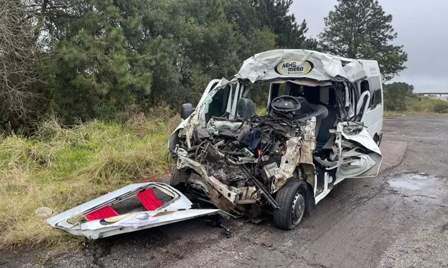 Imagem: acidente van Sete pessoas morrem em colisão entre van e caminhão