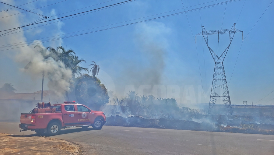 Imagem: bombeiro no local Fogo em vegetação seca se alastra e atinge área com torres de alta tensão
