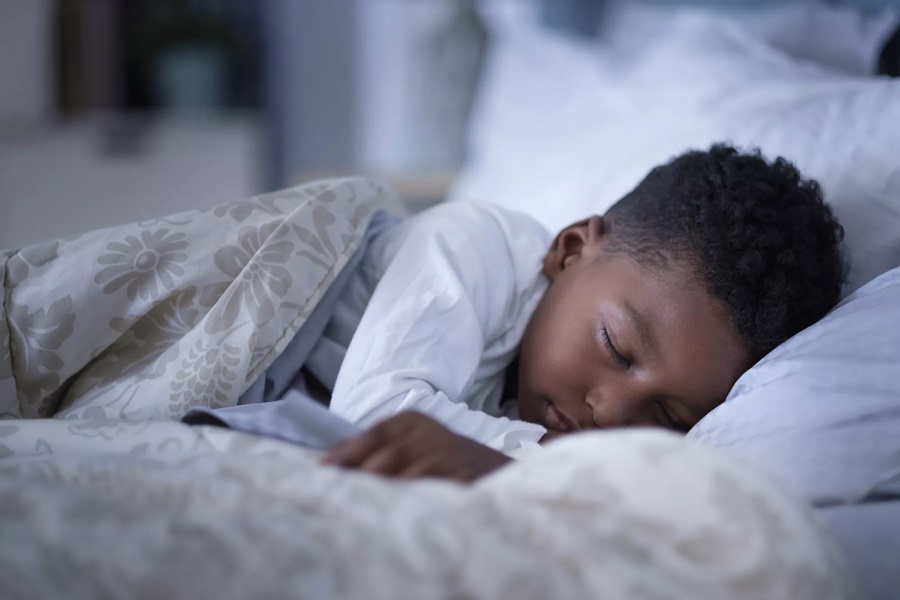 Imagem: crianca dormindo Cinco hábitos saudáveis para as crianças dormirem bem