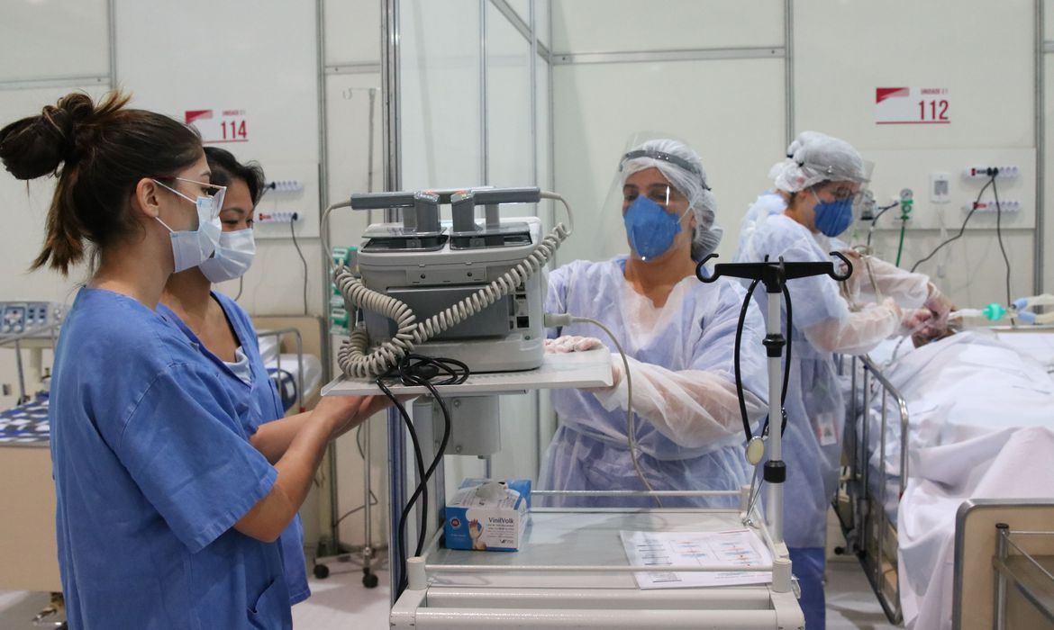 Imagem: enfermeiros em hospital de campanha Lei que institui piso para enfermagem entra em vigor