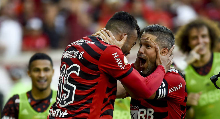Imagem: flamengo estreia nova camisa 3 com goleada no maracana Flamengo goleia o Athletico-PR antes das quartas da Copa do Brasil