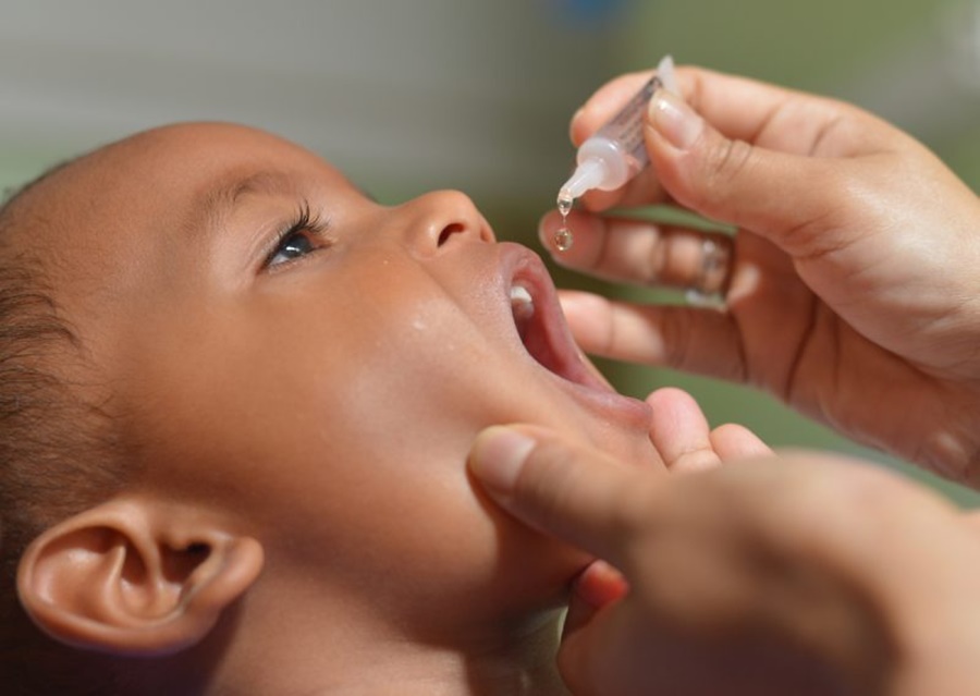 Imagem: gotinha Polio Cobertura vacinal despenca nos últimos dez anos, e pólio volta a ameaçar o Brasil