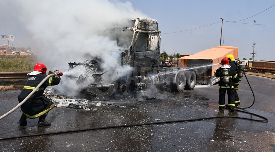 Imagem: Bombeiros combatendo as chamas no veiculo Cavalo mecânico fica totalmente destruído após pegar fogo na BR-364