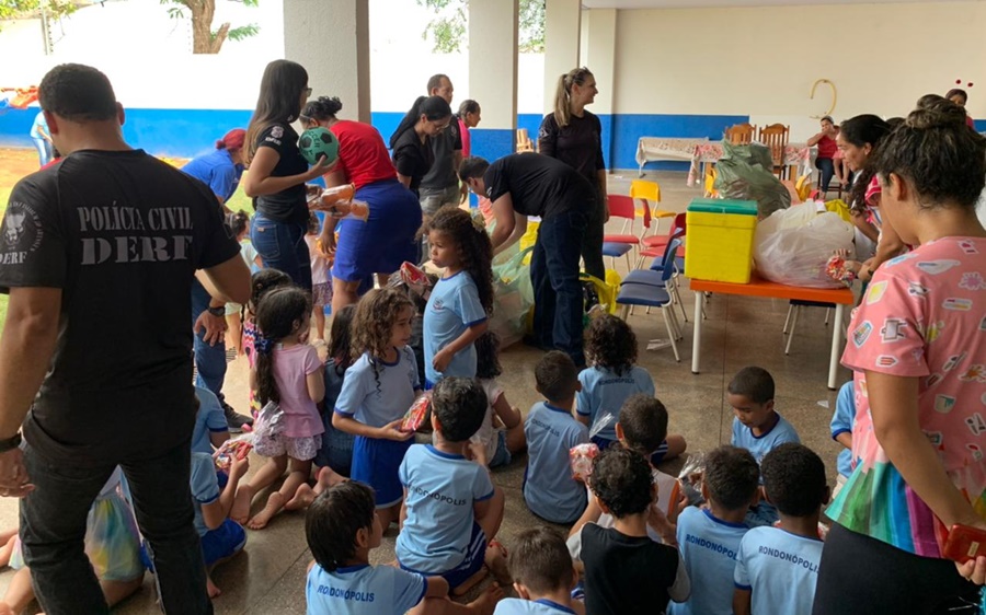 Imagem: entrega brinquedos Policiais civis se unem e proporcionam tarde de alegria a crianças de três centros infantis