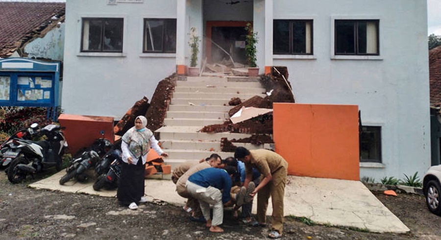 Image: Earthquake in Indonesia Earthquake in Indonesia leaves at least 56 dead and 700 injured