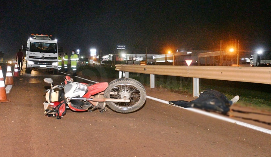 Imagem: motociclista morto Motociclista perde controle após ser fechado por veículo de carga, bate em meio-fio e acaba morrendo próximo ao Trevão