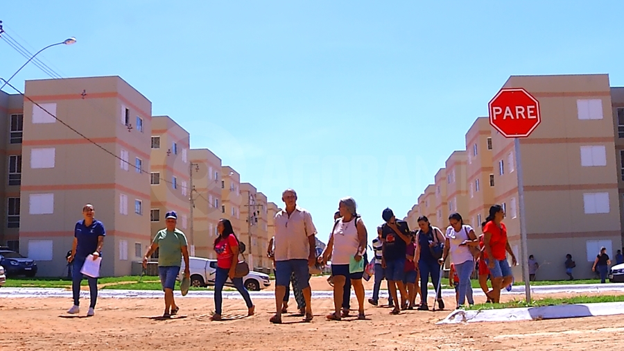 Imagem: moradores chegando Habitação começa a entregar as chaves dos 1,4 mil apartamentos do residencial Celina Bezerra