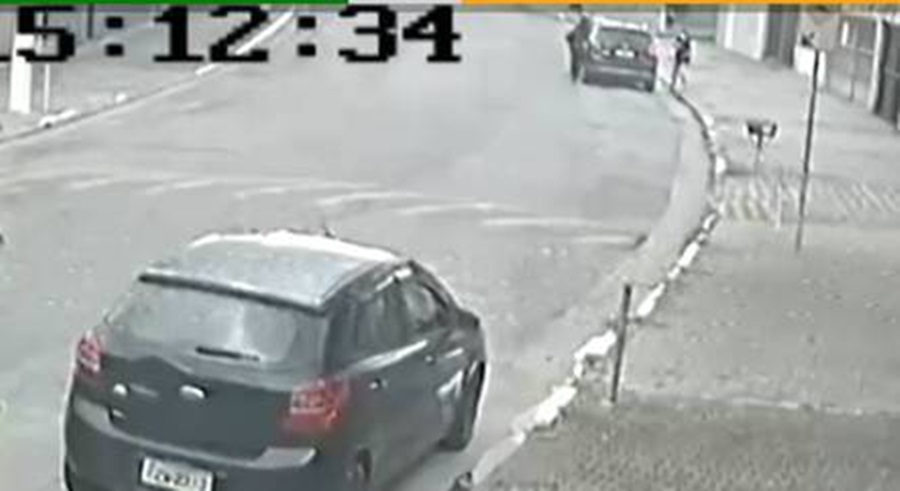 Imagem: carro vitima Psicóloga é morta a tiros dentro do próprio carro por dois bandidos