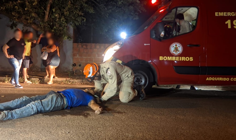 Imagem: homem caido Homem é espancado com capacete e fica caído na rua à espera de socorro no Monte Líbano