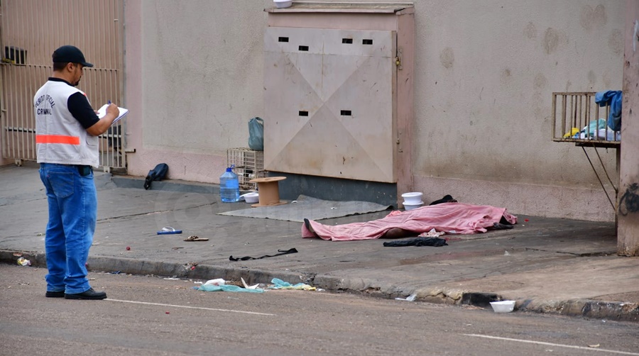 Imagem: vitima caida Moradora de rua passa mal e morre na calçada na região central