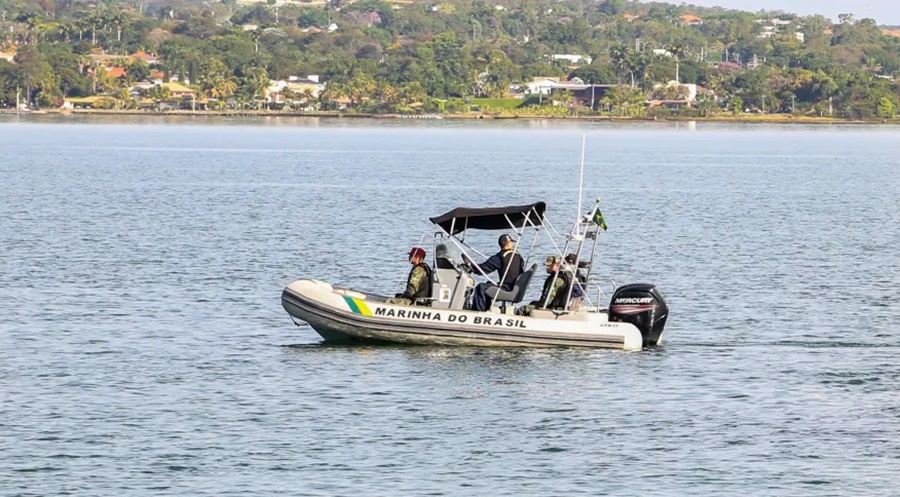 Imagem: Equipe da Marinha em buscas dos tres desaparecidos Cinco pessoas do barco que naufragou em SC são resgatadas com vida e bom estado de saúde