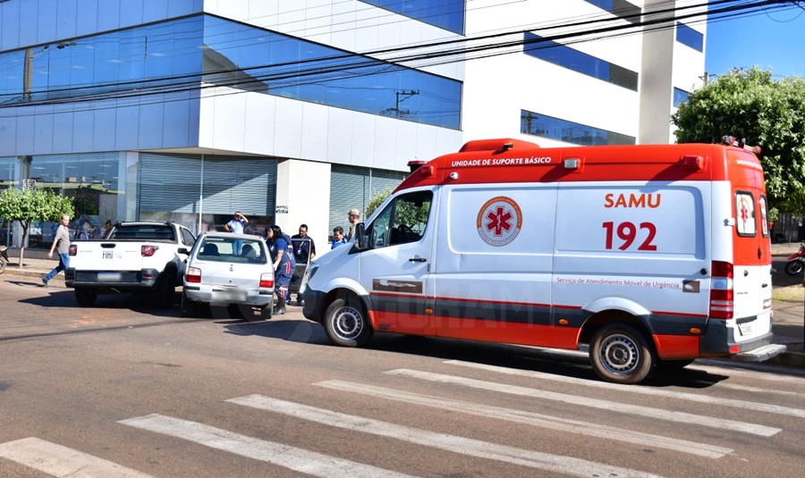 Imagem: acidente centro2 Passageiro é retirado pelo Samu de dentro do carro após acidente no Centro de Rondonópolis
