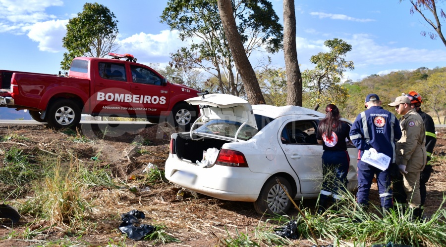 Imagem: Dentro do carro haviam compras em sacolas de um supermercado de Rondonopolis Motorista, mãe e filha ficam presos às ferragens e morrem em acidente na BR-364