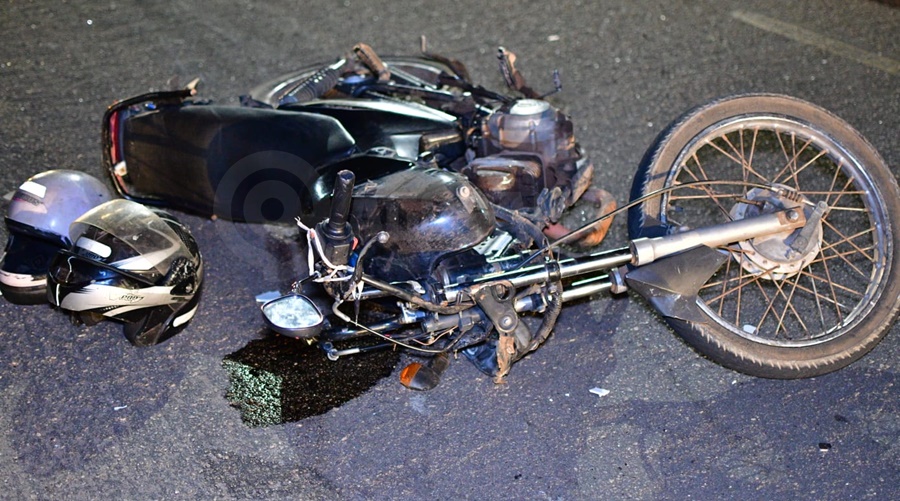 Imagem: moto acidente Motociclista em alta velocidade e com farol apagado atropela mulher que atravessava a rua