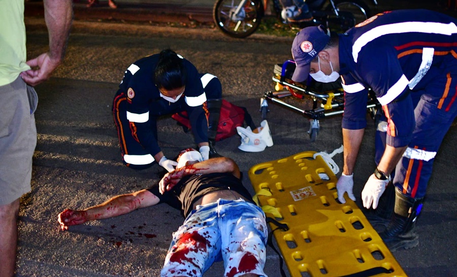 Imagem: motociclista Motociclista em alta velocidade e com farol apagado atropela mulher que atravessava a rua