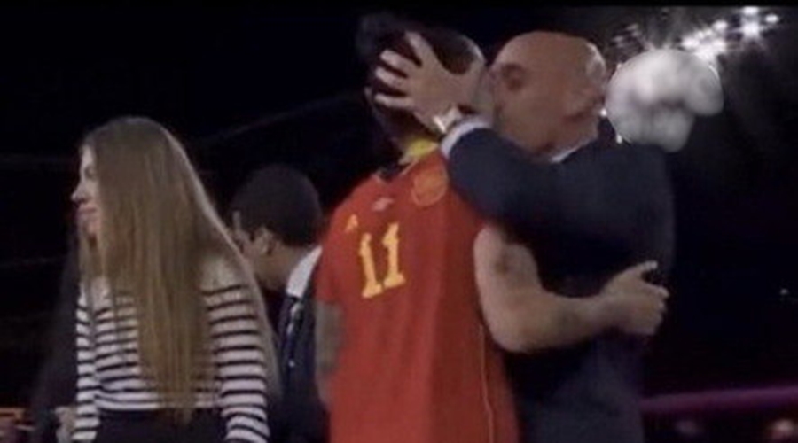Imagem: JOGADOR Jogadora da Espanha leva beijo na boca durante premiação da Copa Feminina e se irrita: 'Não gostei'