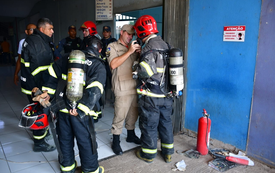 Imagem: bombeiros local Servidores e contribuintes saem às pressas da Prefeitura de Rondonópolis após princípio de incêndio