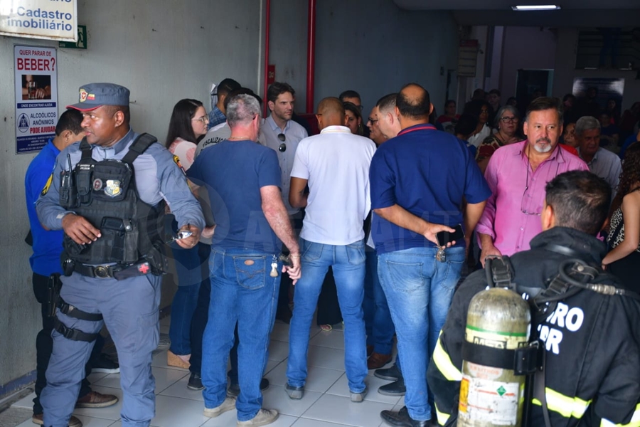 Imagem: fogo 3 Servidores e contribuintes saem às pressas da Prefeitura de Rondonópolis após princípio de incêndio