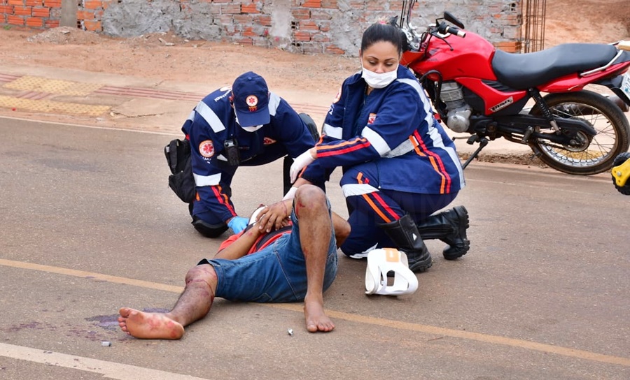 Imagem: moto caido Motociclistas ficam feridos após um deles invadir a preferencial no Parque Universitário