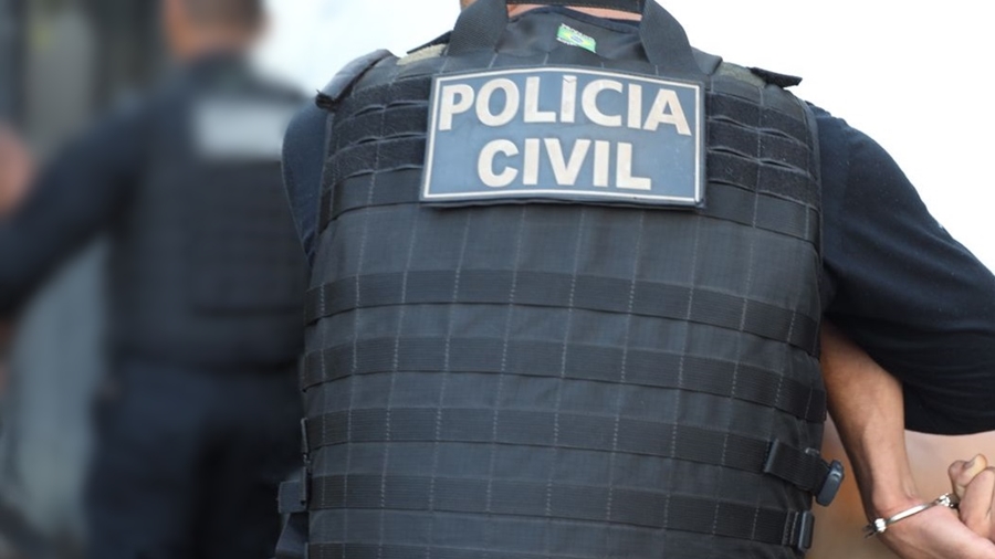 Imagem: policia civil preso algemado pc prisao Polícia Civil prende investigado por estupro de vulnerável contra neta de ex-companheira