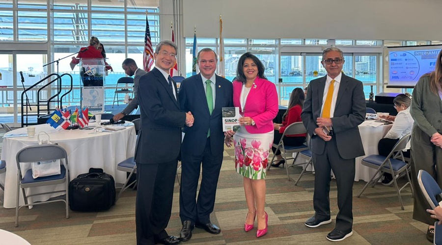 Imagem: Senador ao lado do Consul Wellington Fagundes destaca importância da parceria Brasil-Japão na produção de soja em evento em Miami